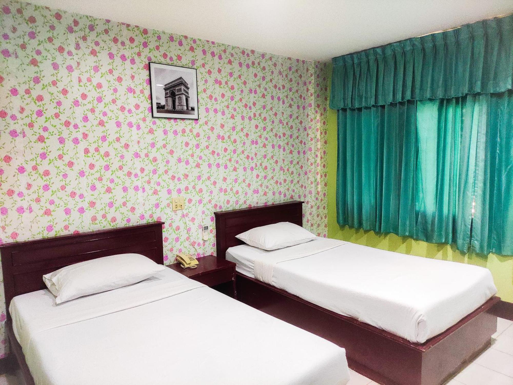 Woodlands Inn Bangkok Bagian luar foto